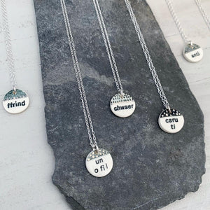 Mwclis Cymraeg Mini Crwn / Mini Round Welsh Necklace