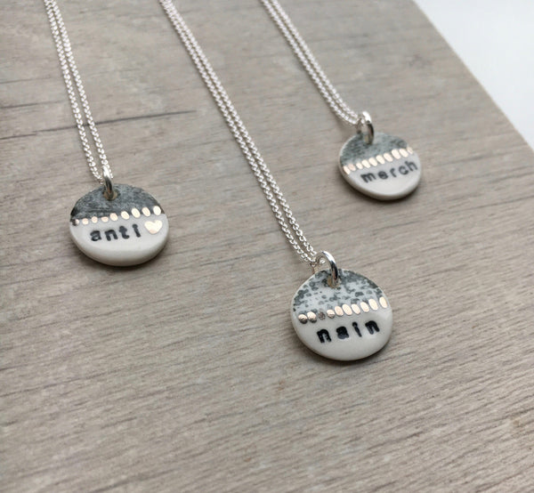 Mwclis Cymraeg Mini Crwn / Mini Round Welsh Necklace