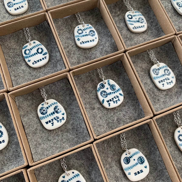 *Newydd* Mwclis Cymraeg Blodau / *New* Welsh Flower Necklace