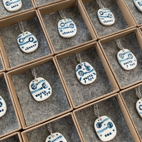 *Newydd* Mwclis Cymraeg Blodau / *New* Welsh Flower Necklace